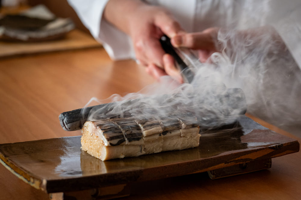 パリ『茶懐石 秋吉』の鯖寿司。熾った炭を皮目に当てる