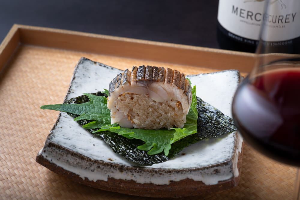 パリ『茶懐石 秋吉』の鯖寿司と赤ワイン