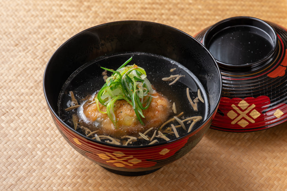 パリ『茶懐石　秋吉』の煮物椀