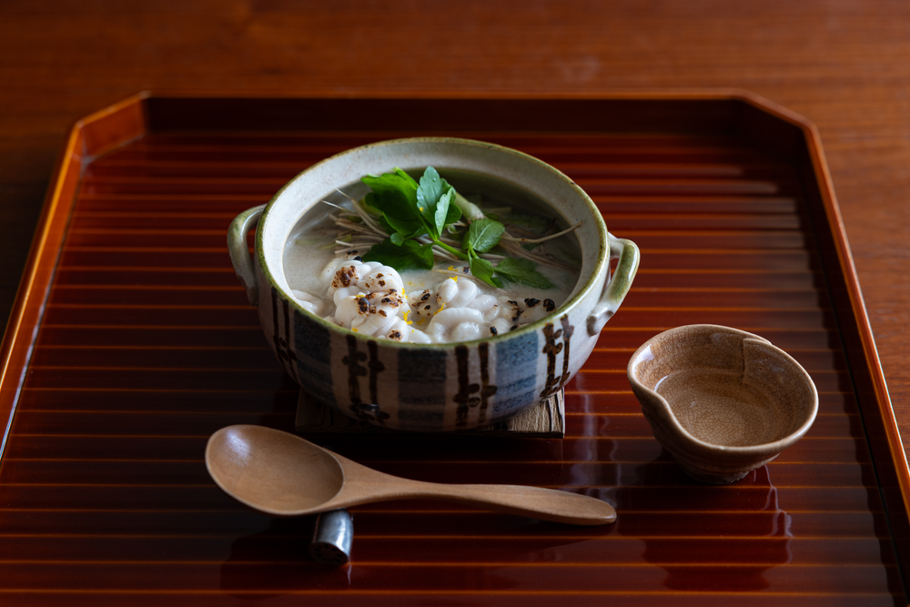 東京『日本料理 弥のまる』の白子とせりのごぼう仕立ての小鍋