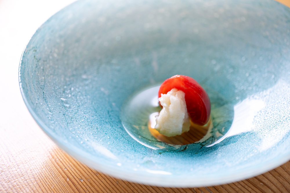 東京『蕎麦割烹 倉田』のハーブフルーツトマトと新蓮根の酢浸し