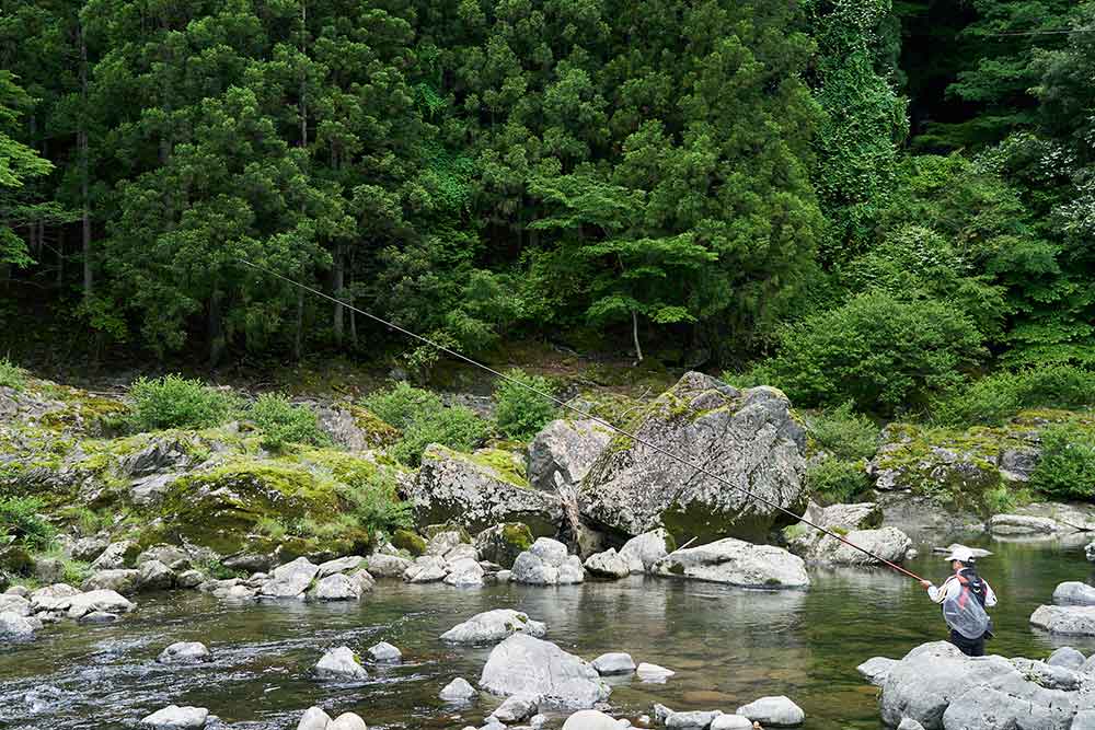 奈良県吉野郡天川村で鮎釣り中の坂本靖彦さん