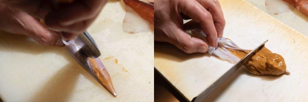 スルメイカの肝をこそげ出す