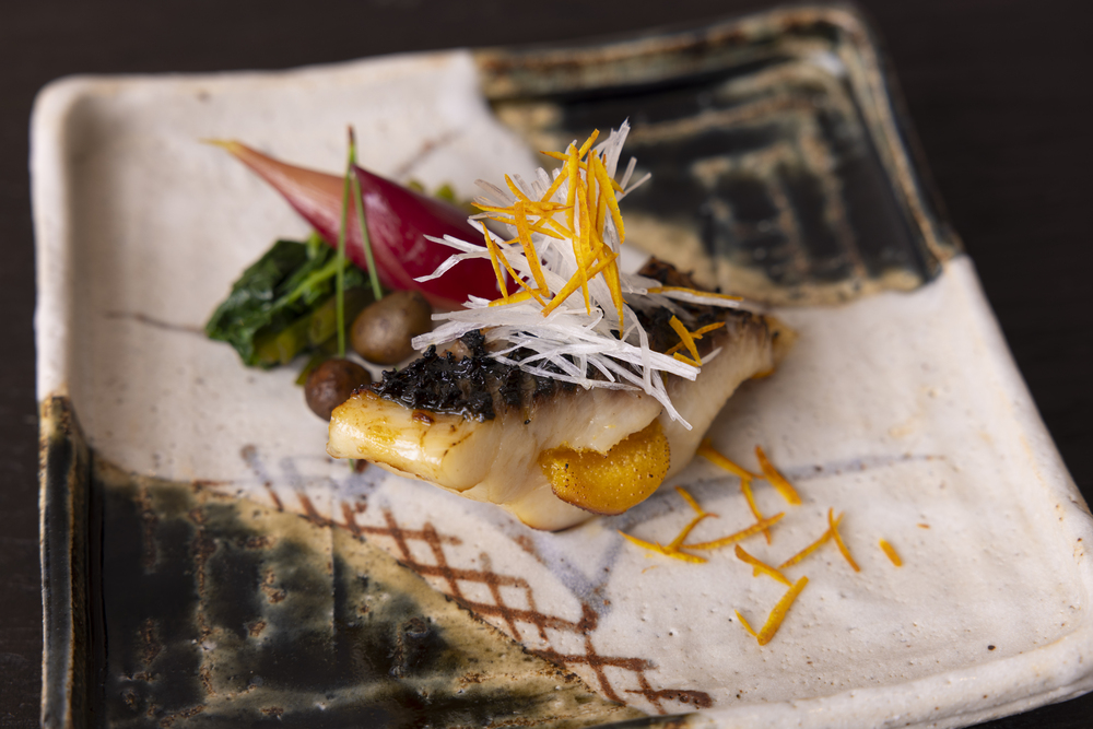 東京『日本料理 初志(ういさね)』のボラとカラスミの腹子焼き ブラッドオレンジ味噌幽庵