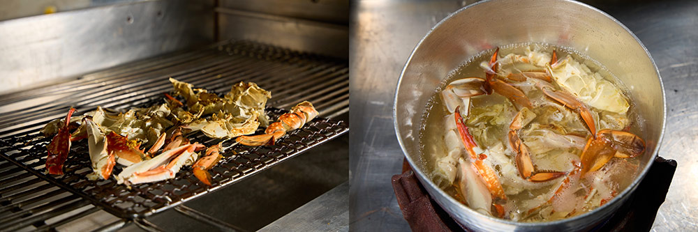 ワタリガニのガラでだしを取る