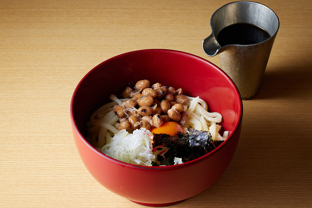 『銀座 矢部』の納豆うどん