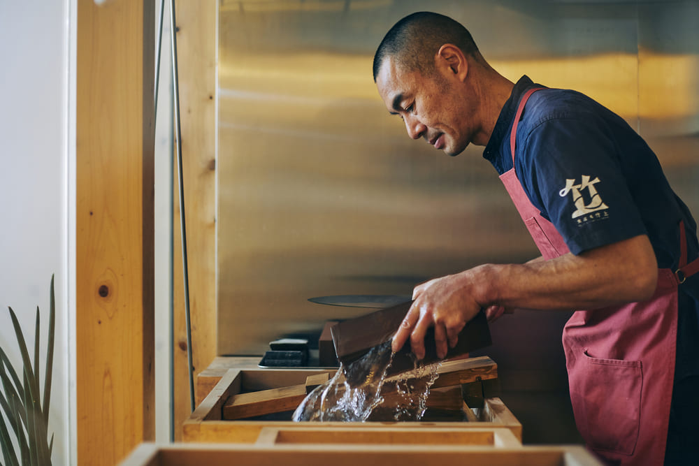 『食堂具 竹上』廣瀬さんが包丁を研いでいるシーン